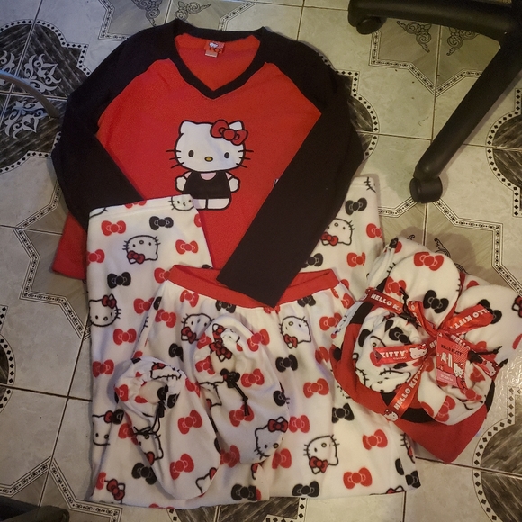 Hello Kitty Fleece PJ Set w.matching Slippers NEW - Picture 5 of 8